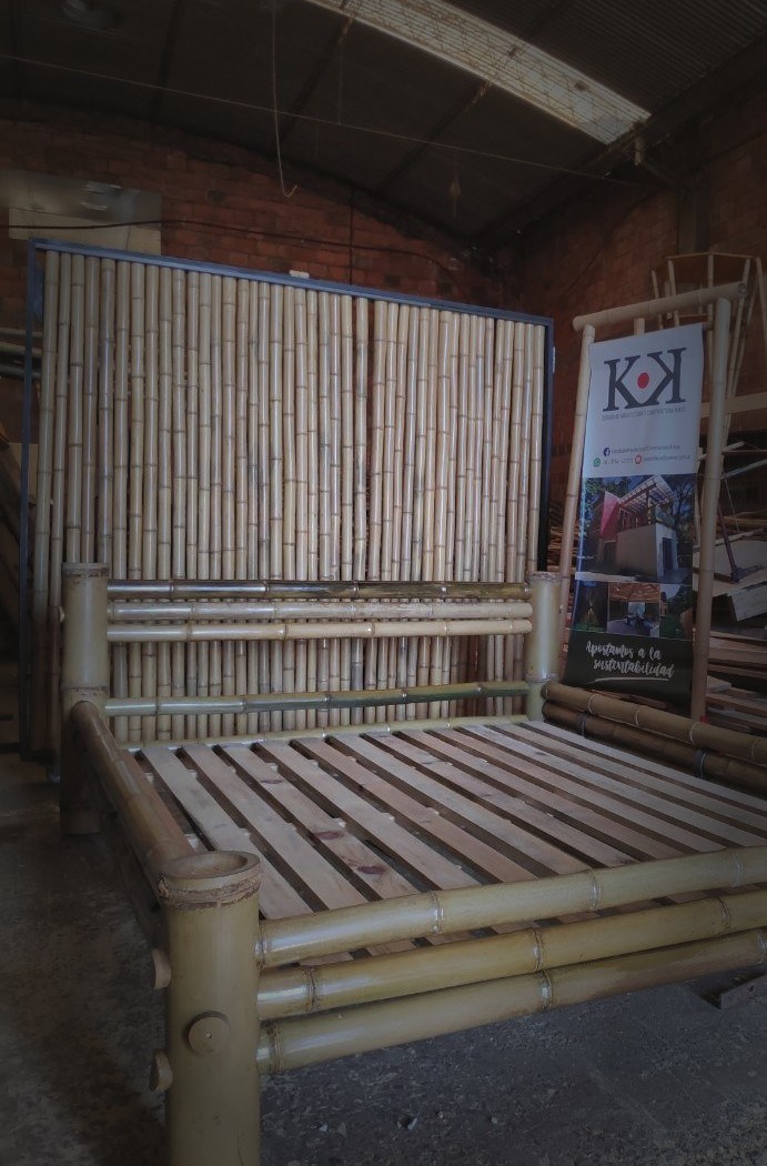 Cama matrimonial de bambú KIKUE — cabecera alta misionera
