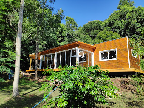 Vivienda de Madera con Deck en Bosque