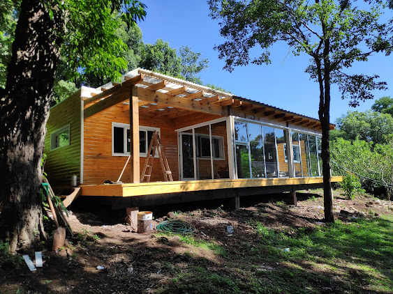 Módulo de Madera con Pergola y Amplios Ventanales