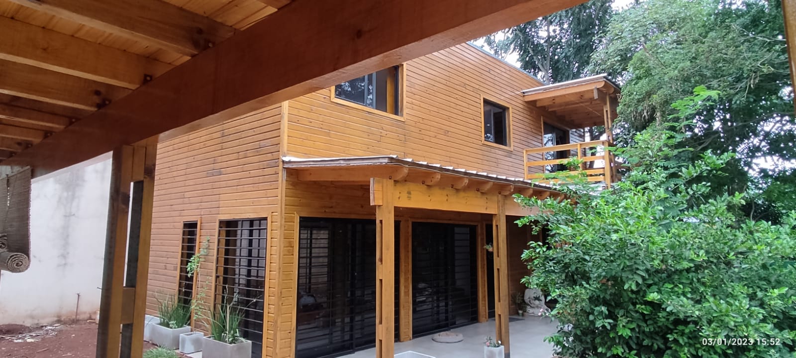 Casa madera dos pisos con deck - KIKUE