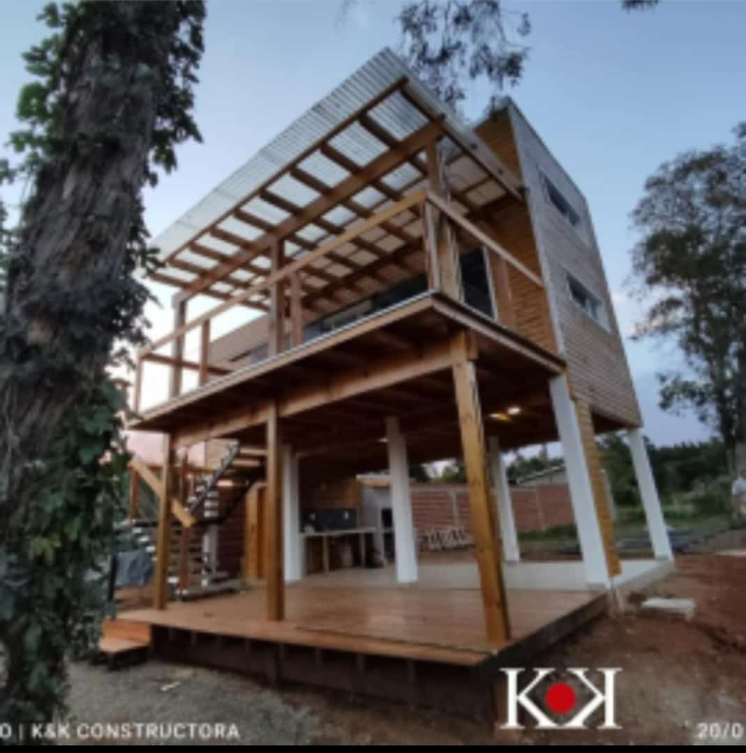 Casa de madera KIKUE al atardecer — Misiones Argentina
