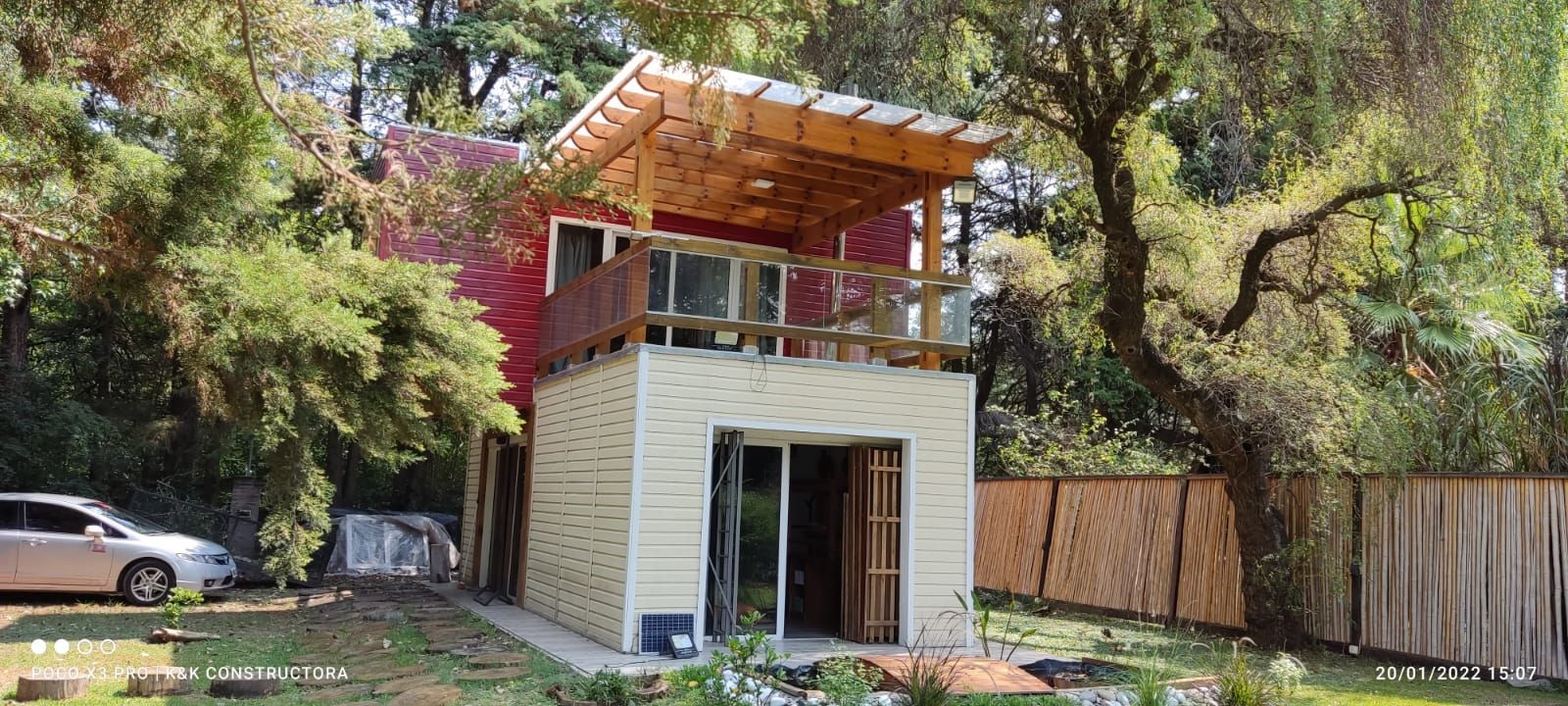 Casa revestimiento rojo en bosque - KIKUE