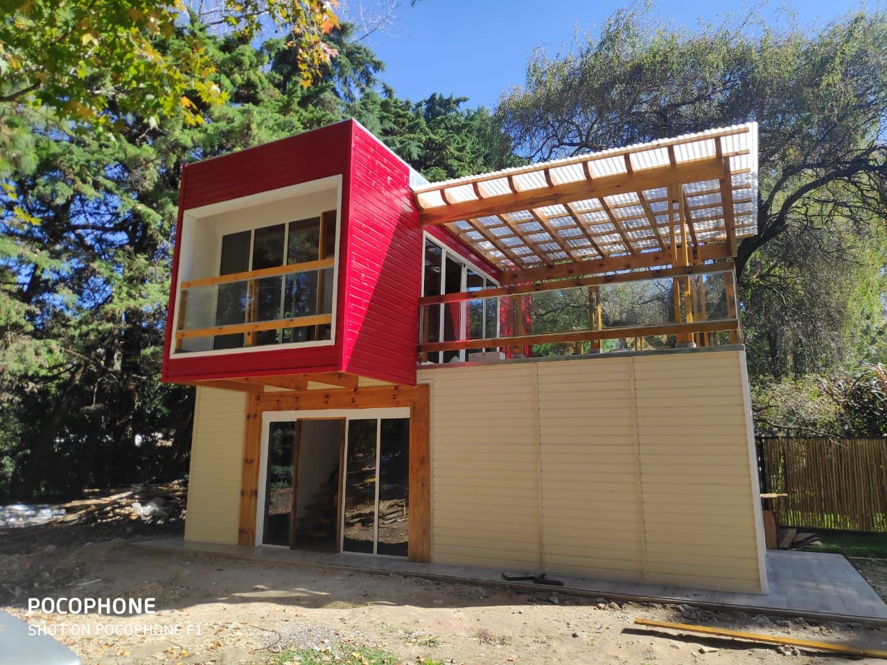Casa roja en proceso de construcción - KIKUE